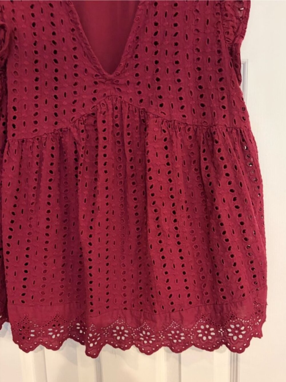 Burgundy Eyelet Flutter Sleeve Top Large V Neck Boutique Blouse - Picture 3 of 3